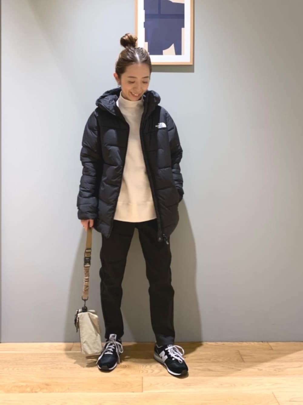 「スニーカー、Tシャツ/カットソー、👟バッグ、アウトドア/アスレジャー、□骨格ウェーブ、■THE NORTH FACE、あうたー」｜「green label relaxingの[ ノーディナリー ] N/ordinary 3P ショルダー（ショルダーバッグ、ベージュ系）」を使った、藤田（fujita）さん（レディース・157cm）の秋コーディネートの1枚目の写真