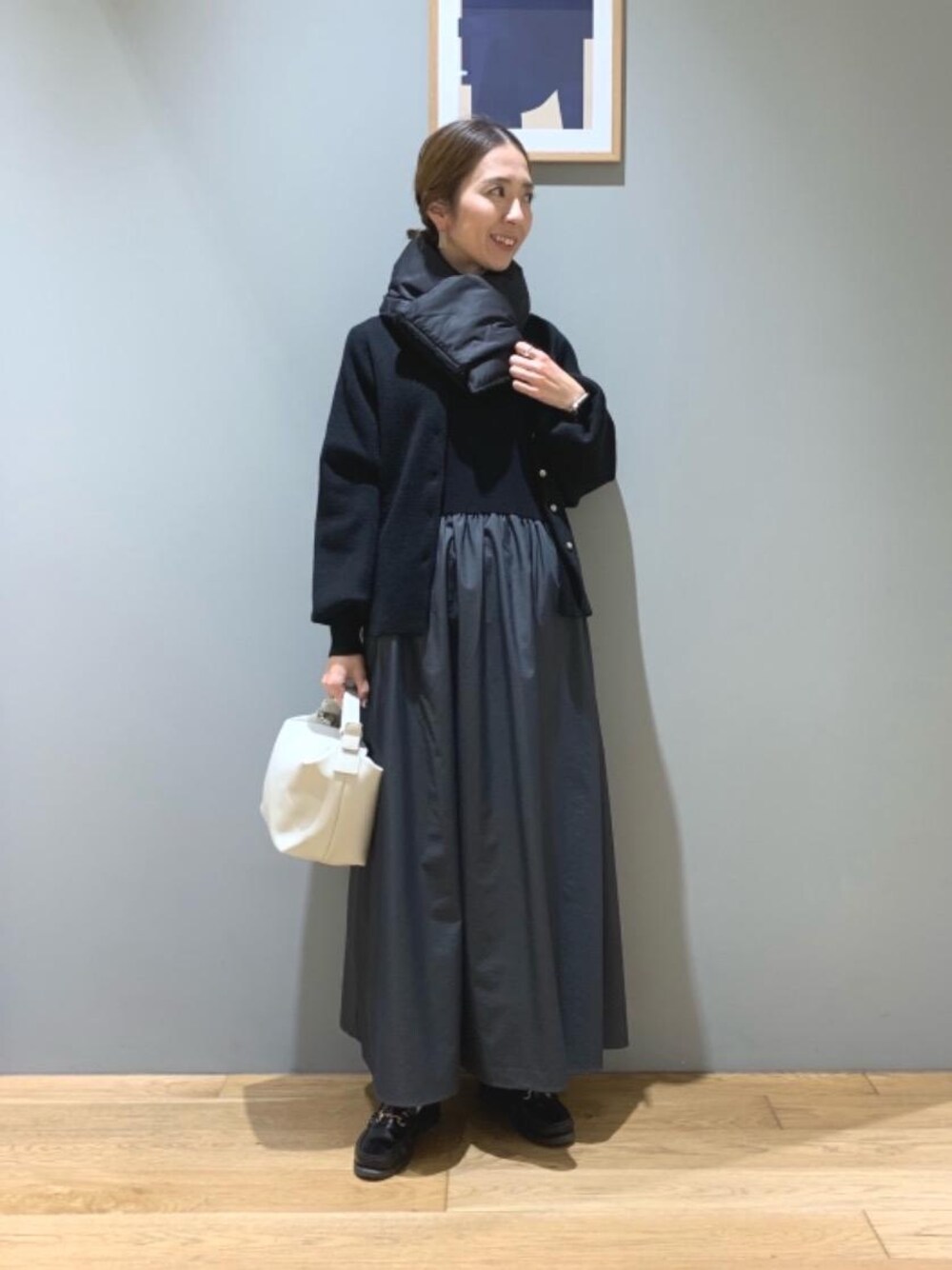 「カーディガン、ワンピース、👟バッグ、□骨格ウェーブ」｜「green label relaxingのソデ ボリューム 2WAY プルオーバー ニット カーディガン -ウォッシャブル-（ニット/セーター、ブラック系）」を使った、藤田（fujita）さん（レディース・157cm）の冬コーディネートの1枚目の写真