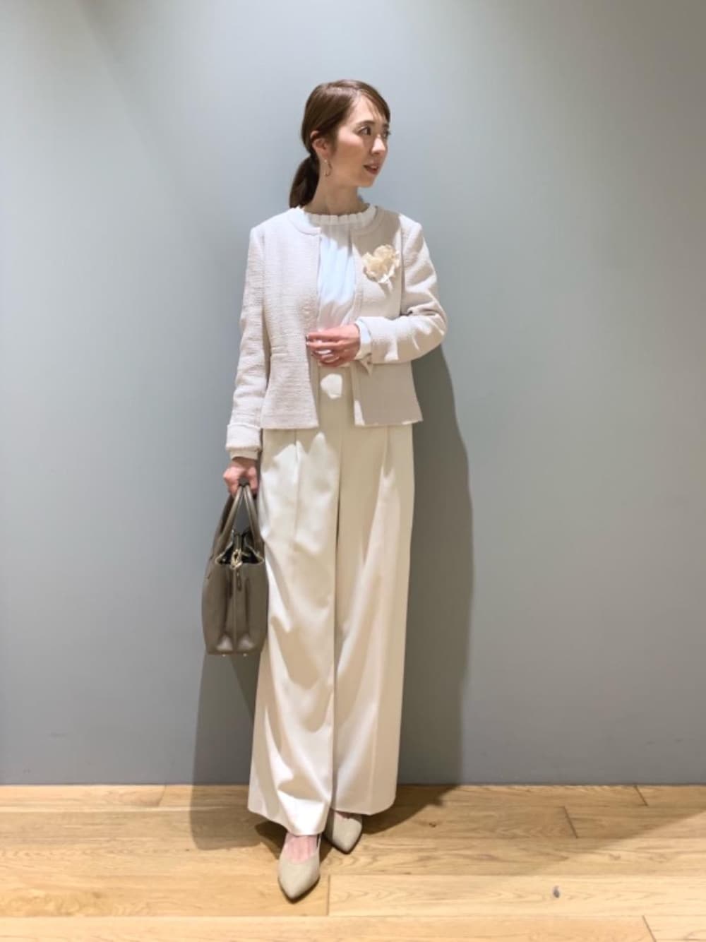 ホワイト系のその他パンツ、ホワイト系のシャツ/ブラウス、ベージュ系のノーカラージャケットを着用したレディースの冬コーディネートの1枚目の写真