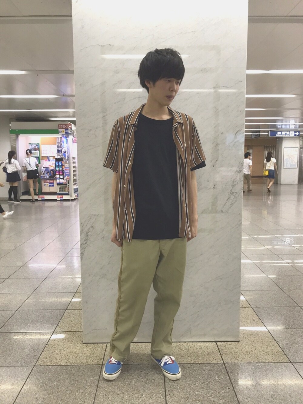 イエロー系のシャツ/ブラウス、ブラック系のTシャツ/カットソー、ベージュ系のチノパンツを着用したメンズの夏コーディネートの1枚目の写真