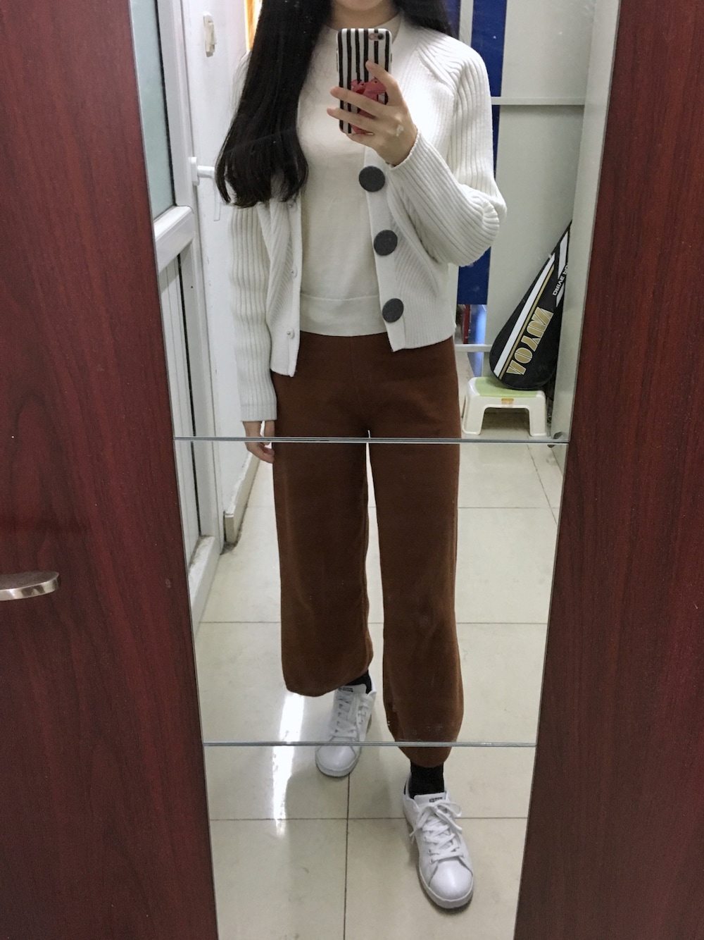 「Etamのアイテム（カーディガン/ボレロ、ホワイト系）」を使った、南宫さん（レディース・164cm）の冬コーディネートの1枚目の写真