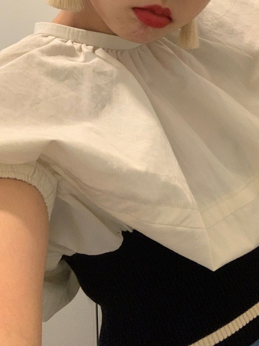 「KISHIDAMIKI、低身長、ボリューム袖、フェミニン、キレイめ、ショートヘア、TOGA、服飾学生」｜「kishidamikiのアイテム（トップス、ホワイト系）」を使った、MINさん（レディース・150cm）の春コーディネートの1枚目の写真