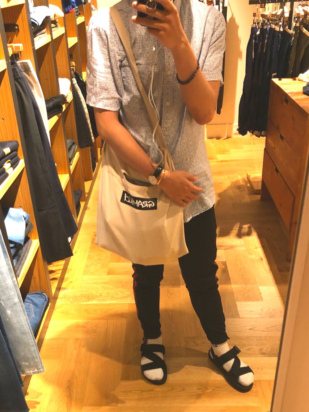 「gucci風、GRAMICCI、柄シャツ」｜「OLD NAVYのアイテム（シャツ/ブラウス、ブルー系）」を使った、Sunさん（メンズ・174cm）の夏コーディネートの1枚目の写真