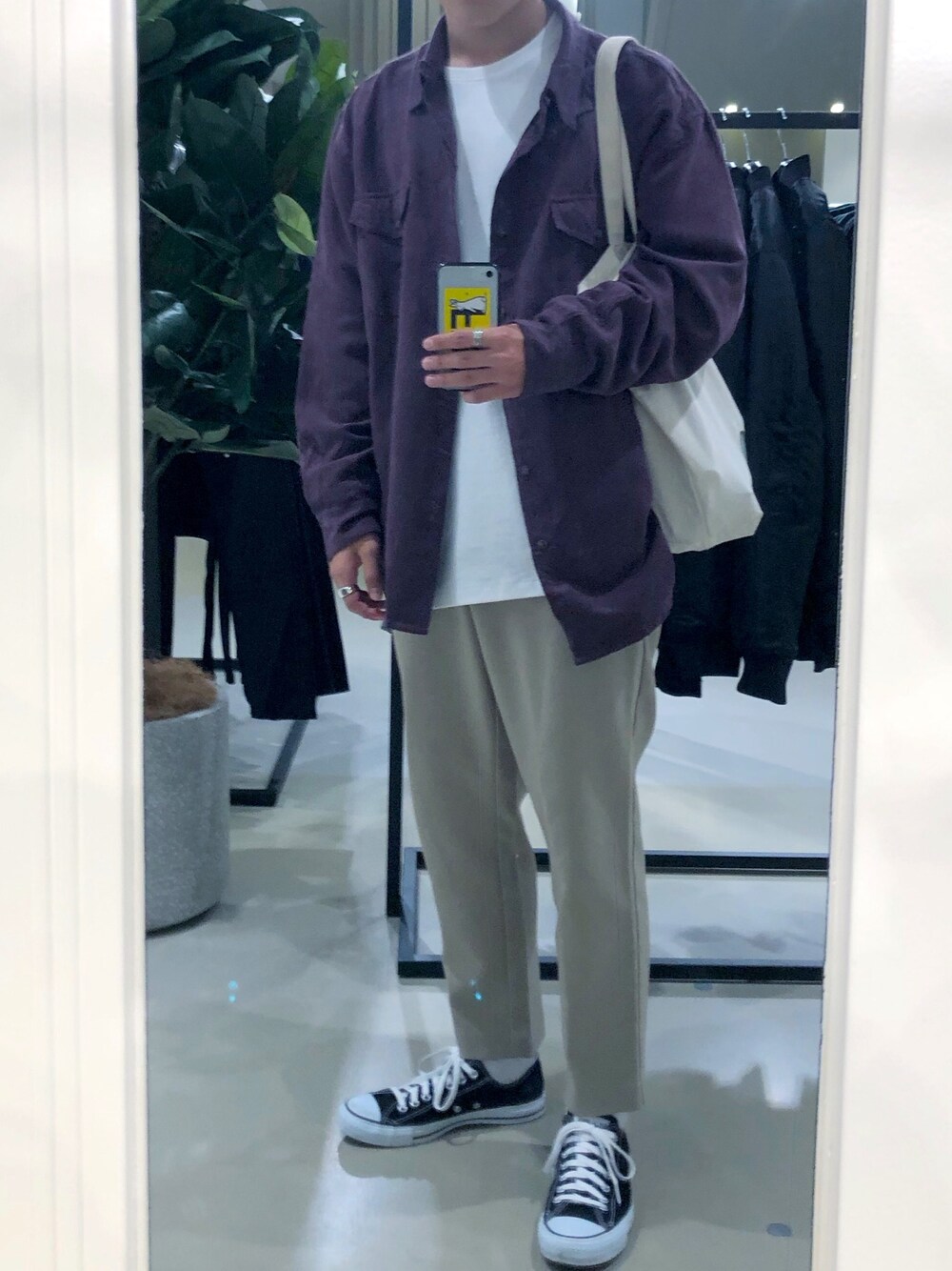 「CONVERSEのアイテム（スニーカー、ブラック系）」を使った、大空さん（メンズ・170cm）の秋コーディネートの1枚目の写真