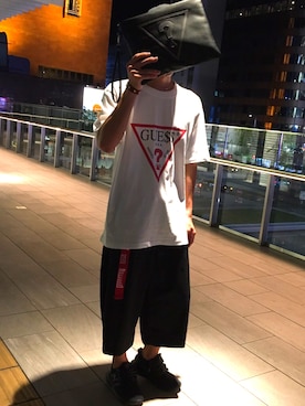 「Guess（ゲス）のアイテム（クラッチバッグ）」を使った、YUYAさん（メンズ・171cm）の夏コーディネート