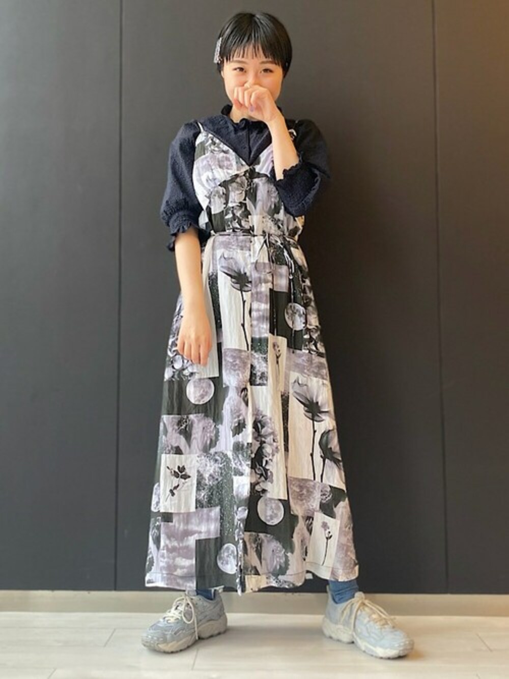 「靴下、プリントワンピース、シップス フォー ウィメン(SHIPS for women)、キャミワンピ、タビ」｜「SHIPSのMARCOMONDE:グリッタータビソックス（ソックス/靴下、ブルー系）」を使った、山口さん（レディース・160cm）の春コーディネートの1枚目の写真