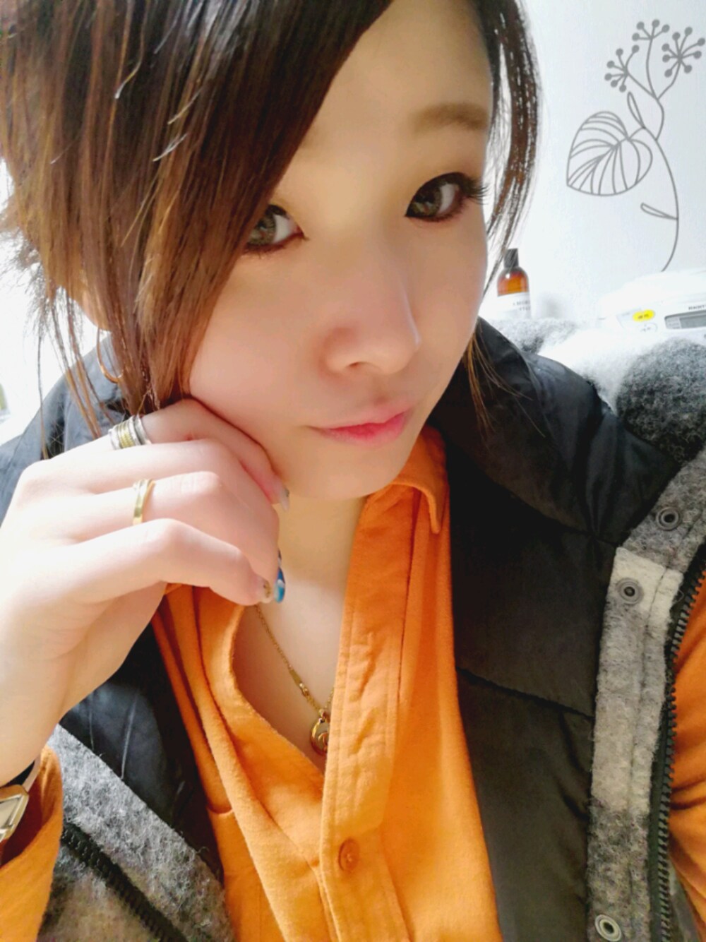 「マタニティ、マタニティコーデ、妊婦、おしゃれさんと繋がりたい、ママコーデ、オトナカジュアル、デニムパンツ、ビッグシルエット、アクセサリー、ママだけどオシャレしたい♥」｜「AZUL by moussyのアイテム（シャツ/ブラウス、オレンジ系）」を使った、CHIHIROさん（レディース・163cm）の春コーディネートの1枚目の写真