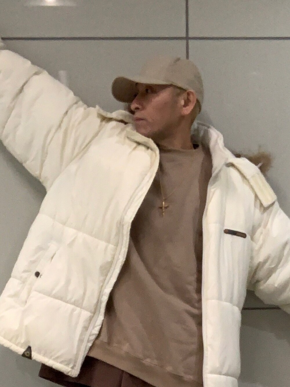 「B系、HIPHOP、ダンサー、ラッパー、ストリート、クラブ、ビッグシルエット、オーバーサイズ、原宿、渋谷」｜「AKADEMIKSのアイテム（ダウンジャケット/コート、ホワイト系）」を使った、龍一 (The Loveless)®︎さん（メンズ・168cm）の冬コーディネートの1枚目の写真