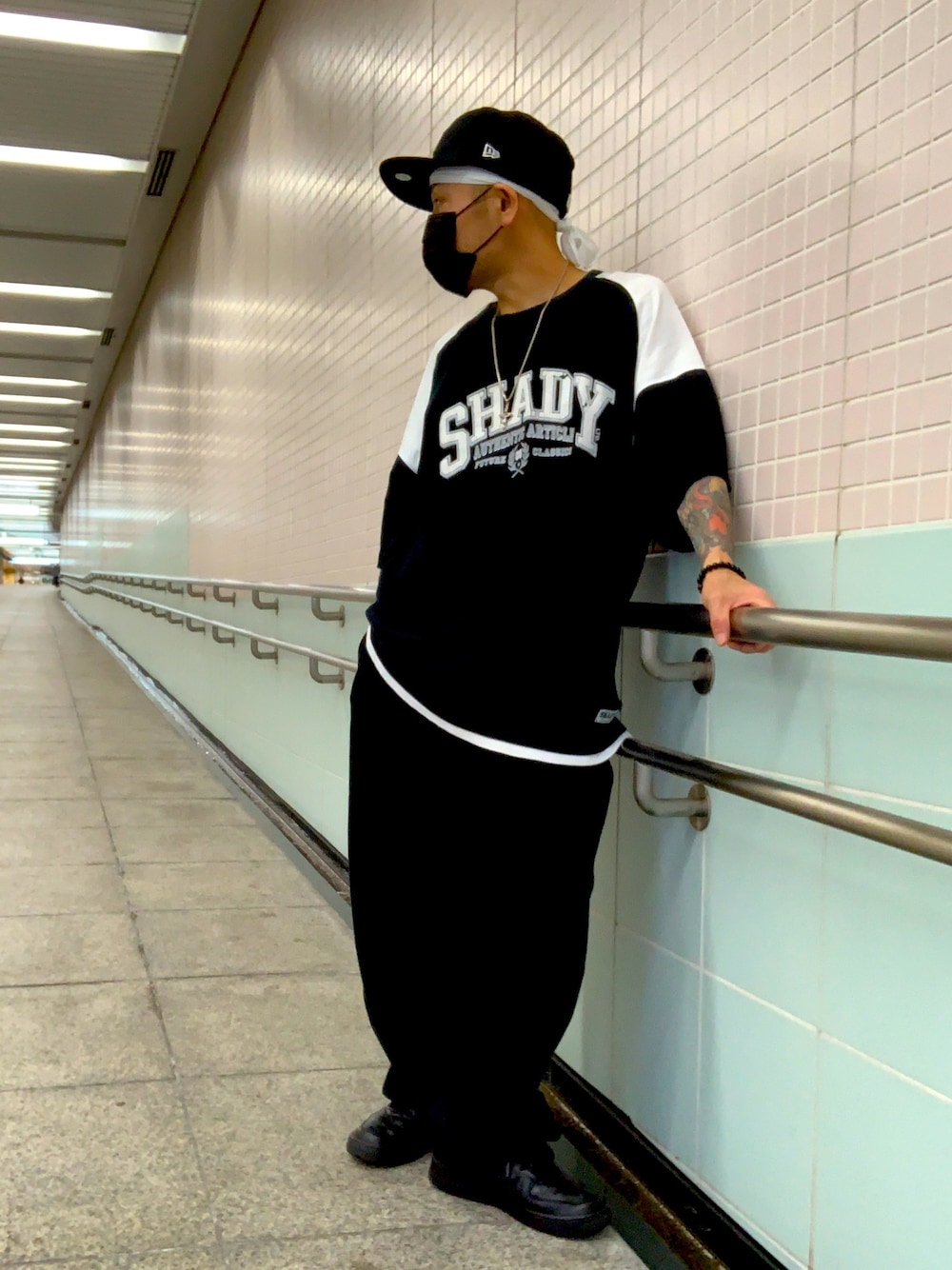 ブラック系のTシャツ/カットソー、ブラック系のその他パンツ、ブラック系のスニーカーを着用したメンズの夏コーディネートの1枚目の写真