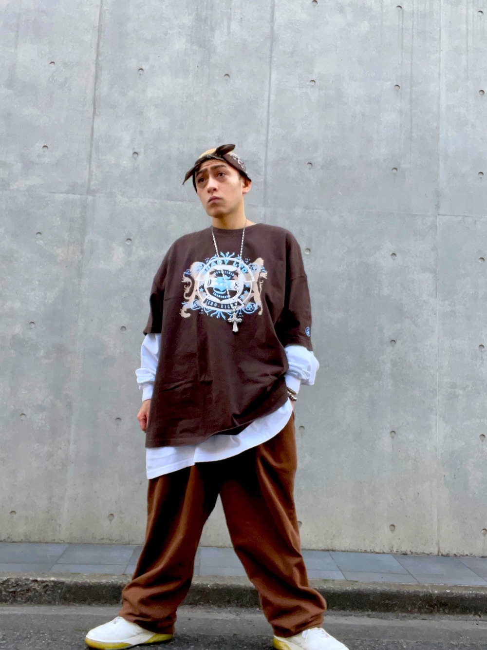 「はるコーデ、HIPHOP、オールドスクール、バンダナ、オーバーサイズ、Shady LTD.、PROCLUB、NIKE、エアフォース、無地T」｜「Shady LTD.のエミネム 、プロデュースブランド。（Tシャツ/カットソー、ブラウン系）」を使った、龍一 (The Loveless)®︎さん（メンズ・168cm）の冬コーディネートの1枚目の写真