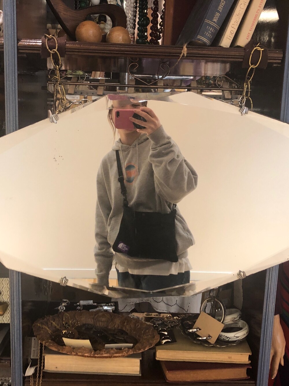 「パーカー、ラフ」｜「X-girlのDANCING LOGO SWEAT HOODIE（パーカー、グレー系）」を使った、ハマノさん（レディース・160cm）の冬コーディネートの1枚目の写真