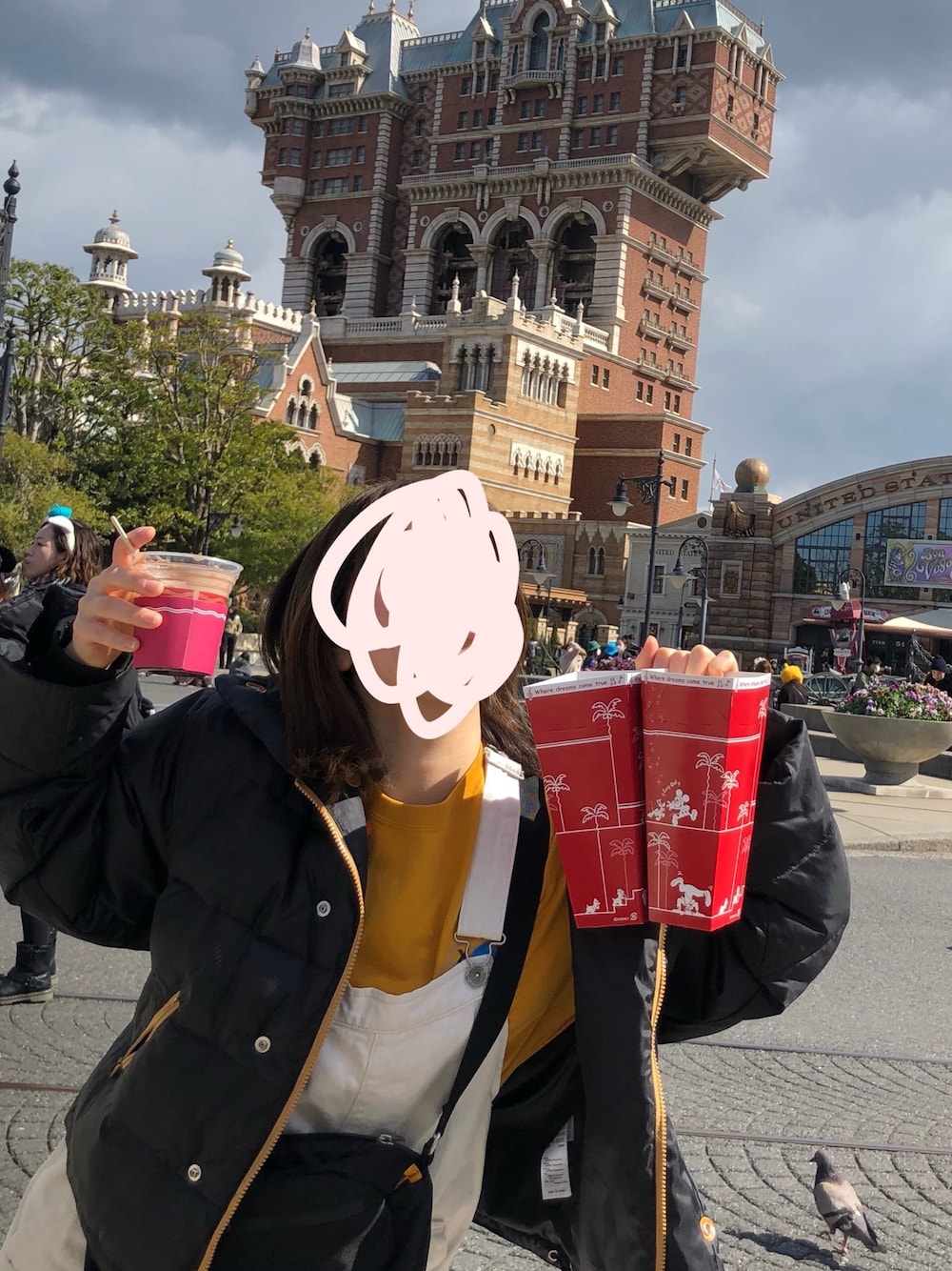 「x-girl、moussy、ディズニー、KELTY」｜「X-girlのアイテム（Tシャツ/カットソー、イエロー系）」を使った、ハマノさん（レディース・160cm）の冬コーディネートの1枚目の写真