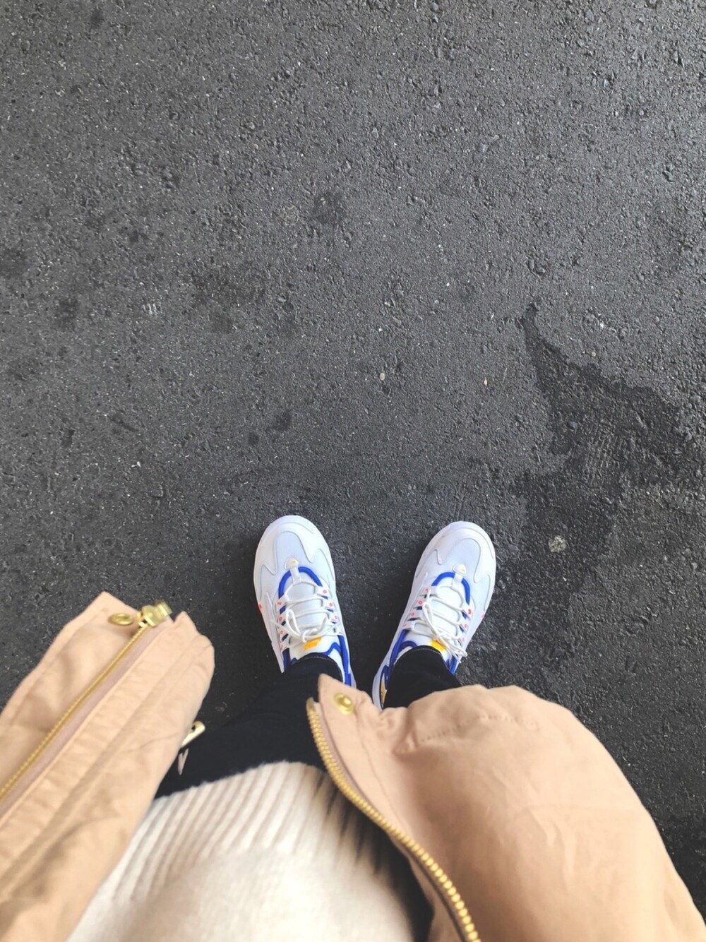 「NIKE、スニーカー、スニーカーコーデ、スキニー、Nikezoom、お洒落さんとつながりたい、シンプルコーデ、ラフ、オトナカジュアル、はるコーデ」｜「NIKEのアイテム（スニーカー、その他）」を使った、ハマノさん（レディース・160cm）の冬コーディネートの1枚目の写真