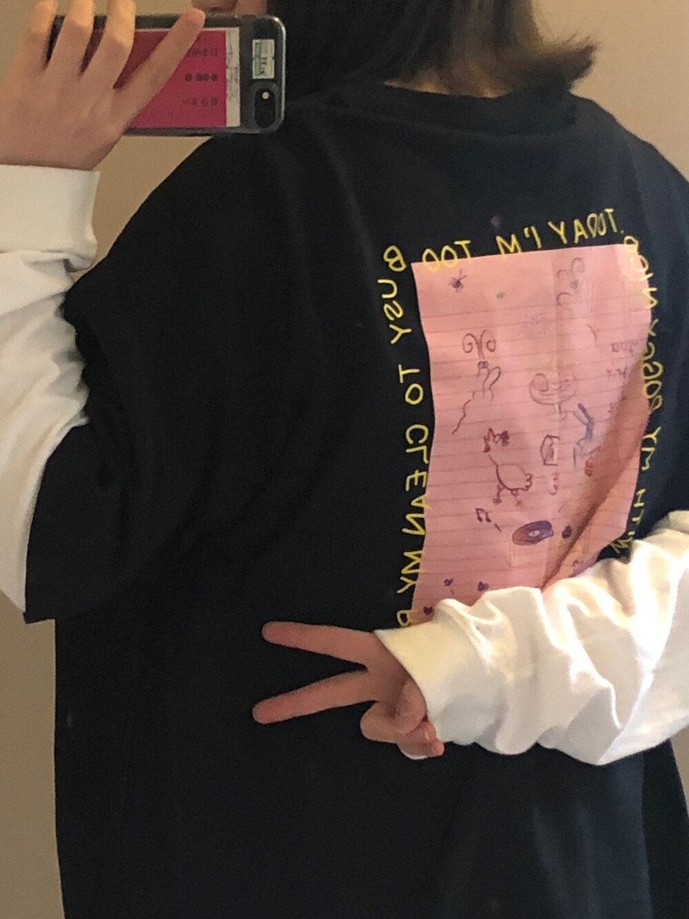 「おうちファッション、カジュアル、FREAK’Ｓ STORE、ロンT、ストリート」｜「FREAK'S STOREのAimi Odawara/アイミオダワラ Regal Pad グラフィックアートTEE（Tシャツ/カットソー、ブラック系）」を使った、ハマノさん（レディース・160cm）の春コーディネートの1枚目の写真