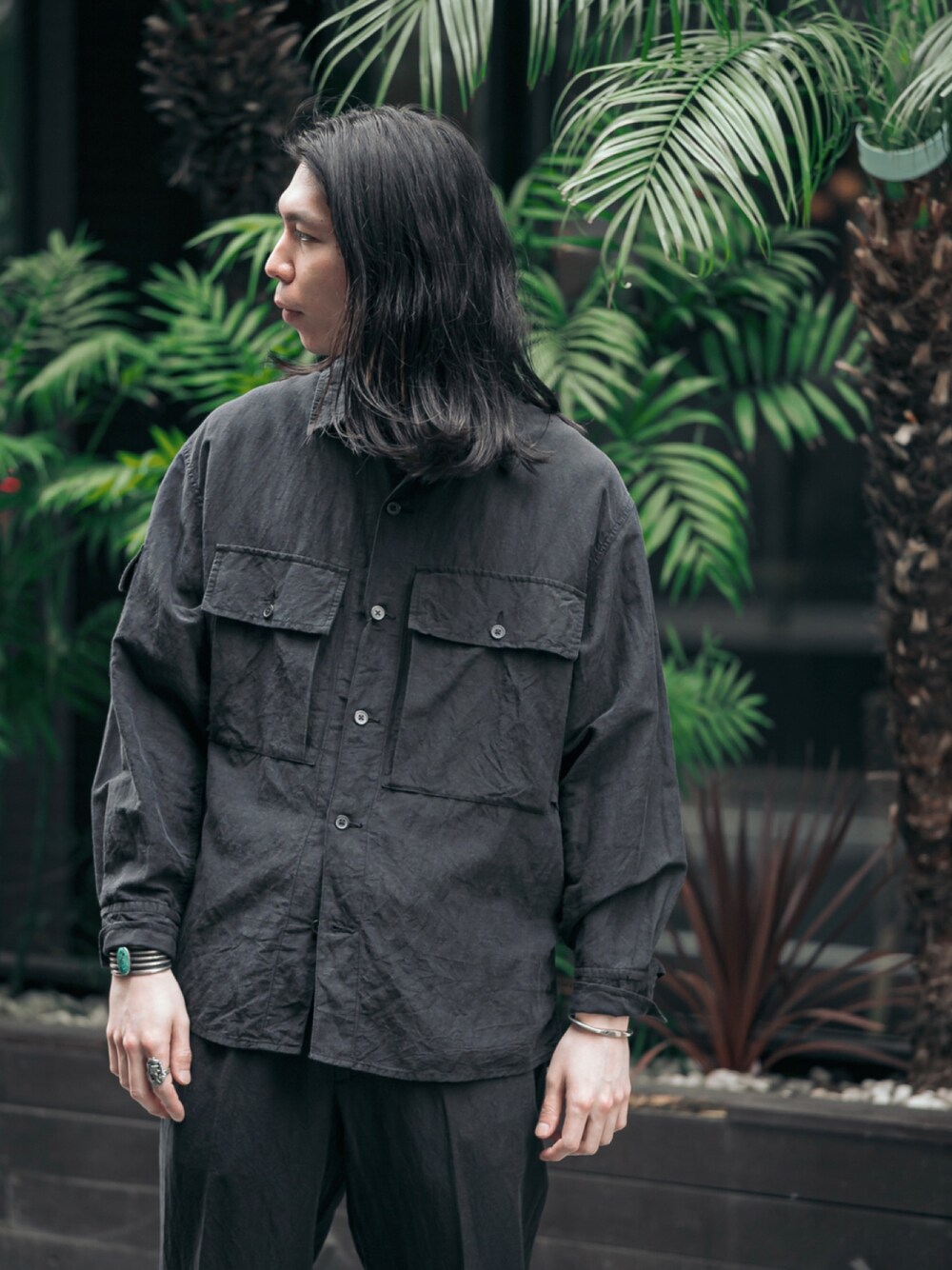 ブラック系のミリタリージャケットを着用したメンズの春コーディネートの1枚目の写真