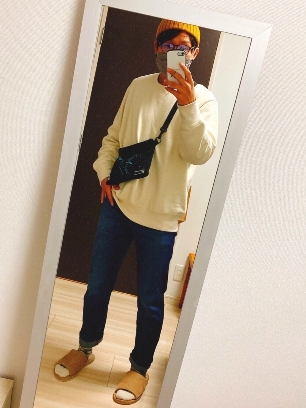 「プチフラコーデ、シンプル、メガネ男子、休日スタイル、スウェット」｜「UNIQLOのアイテム（スウェット、ホワイト系）」を使った、すとちゃんさん（メンズ・176cm）の冬コーディネートの1枚目の写真