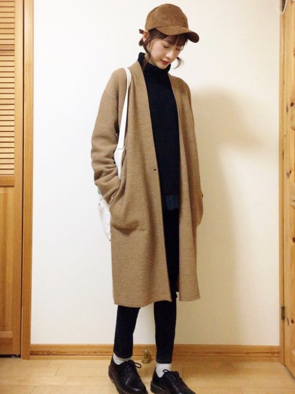 「オトナカジュアル、プチプラ、ユニクロ、ニット、カジュアルコーデ、スキニーデニム、Dr.Martens、キャップ、黒、タートルネック」｜「haco!の【高橋愛さんプロデュース　限定生産】ラブ＆ピースプロジェクト　高橋愛さんデザイン　すそチュールのタートルニット（ニット/セーター、ブラック系）」を使った、nanaho.さん（レディース・163cm）の冬コーディネートの1枚目の写真