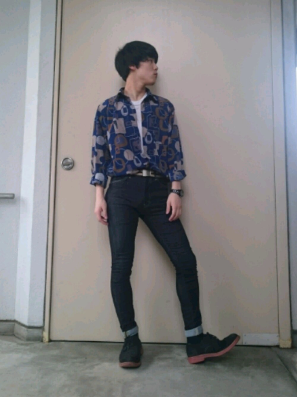 「古着、白Tシャツ、スキニーパンツ、デニムパンツ、柄シャツ、タックイン」｜「LIDNMのLIDnM / リドム iSKOハイストレッチスキニー L-01（デニムパンツ、ブルー系）」を使った、ryoseiさん（メンズ・167cm）の夏コーディネートの1枚目の写真