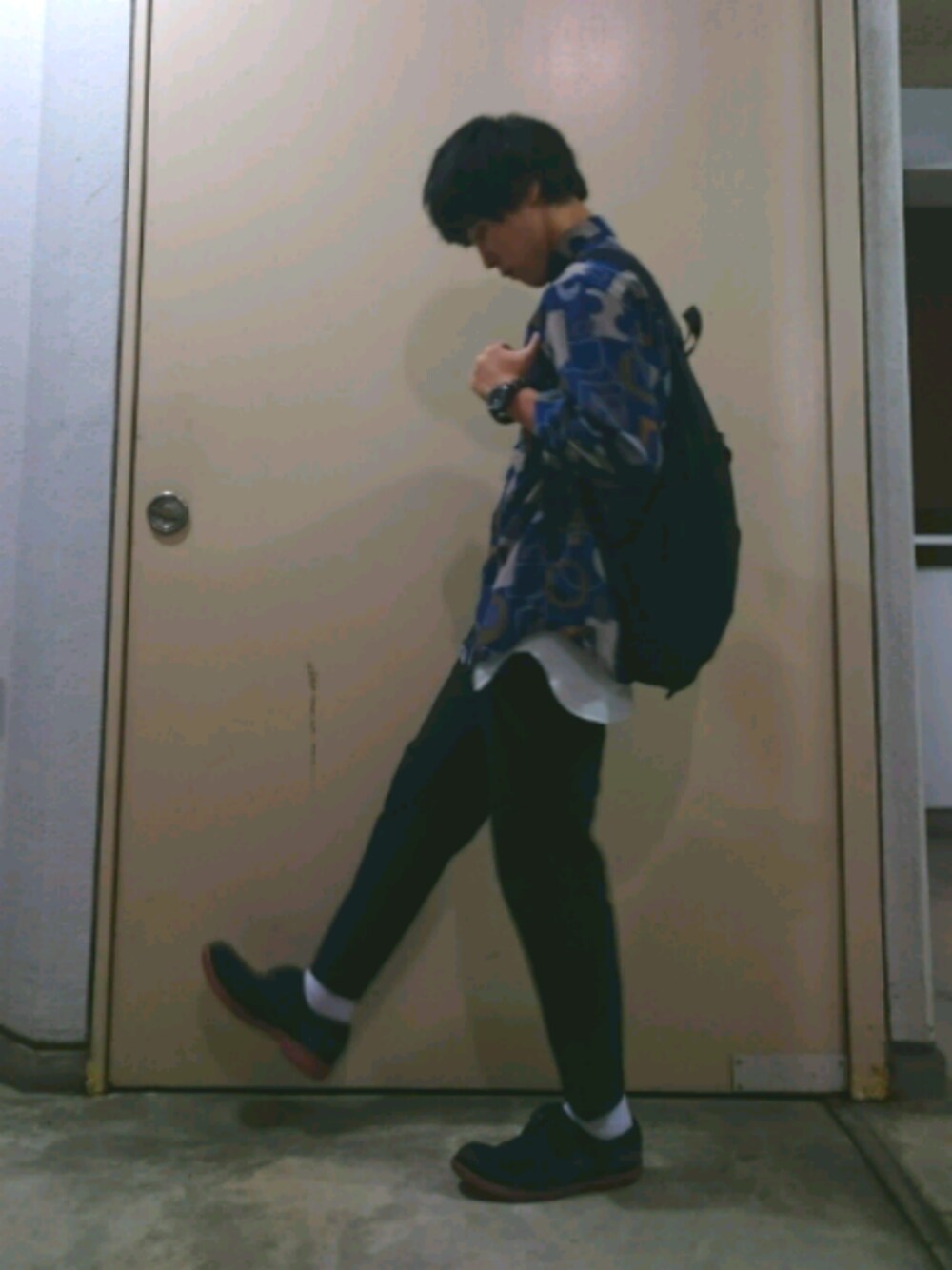 「秋のコーデ、柄シャツ、アンクル丈スラックス、通学、黒、白、青、黒白青」｜「BACK NUMBERの【BACK NUMBER】《撥水加工》ウォーターリペレントイージーパンツ （その他パンツ、ブラック系）」を使った、ryoseiさん（メンズ・167cm）の秋コーディネートの1枚目の写真