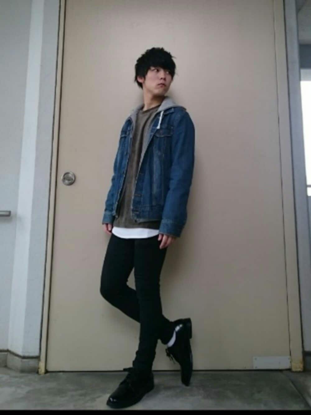 「黒スキニー、冬、カーキ、デニム、デニムジャケット、ベロア、Right-on、ユニクロ、LIDnM、GLOBAL WORK」｜「Right-onの【Natural Story】フード付きGジャン（デニムジャケット、ブルー系）」を使った、ryoseiさん（メンズ・167cm）の秋コーディネートの1枚目の写真