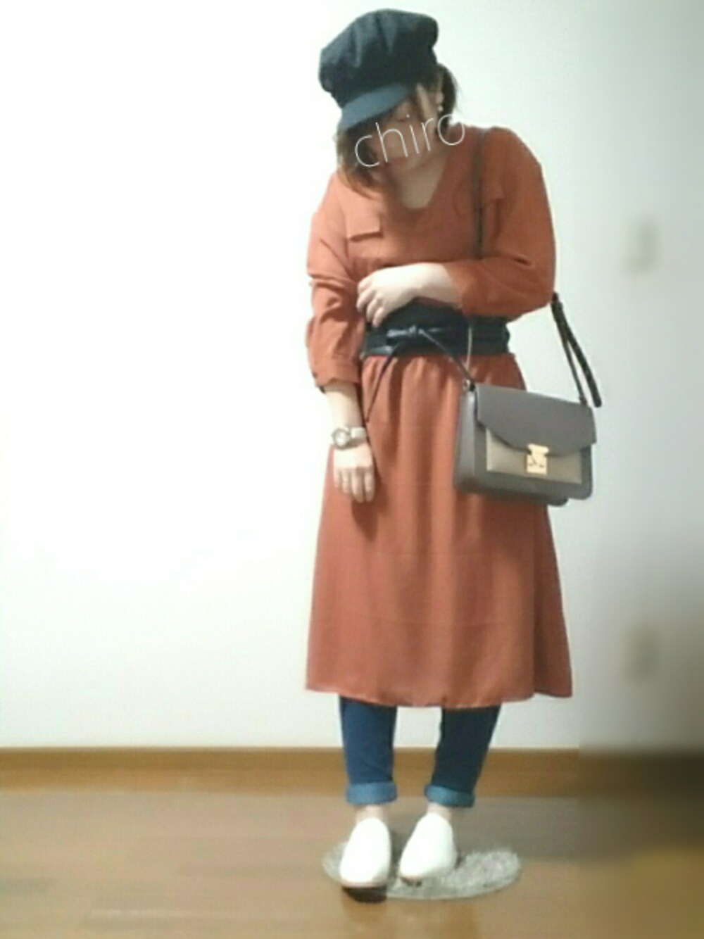 グレー系のバッグ、ホワイト系のその他シューズ、オレンジ系のワンピースを着用したレディースの春コーディネートの1枚目の写真