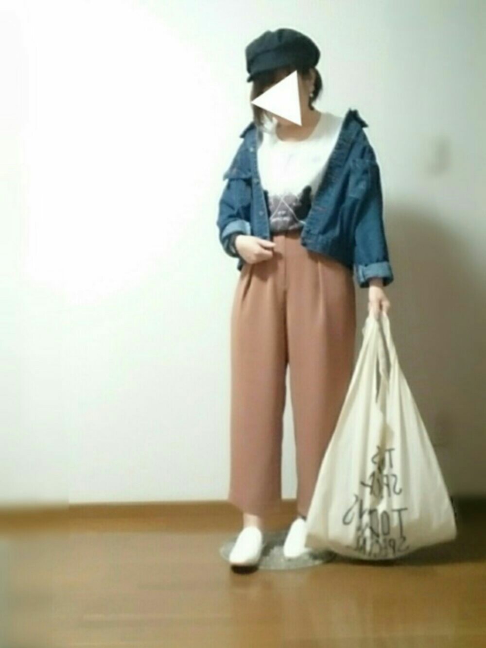 ピンク系のその他パンツ、ホワイト系のその他シューズ、ブラック系のキャスケットを着用したレディースの春コーディネートの1枚目の写真