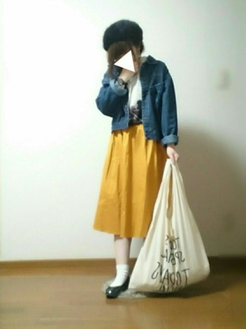 イエロー系のスカート、ブラック系のバレエシューズ、ブラック系のアナログ腕時計を着用したレディースの春コーディネートの1枚目の写真