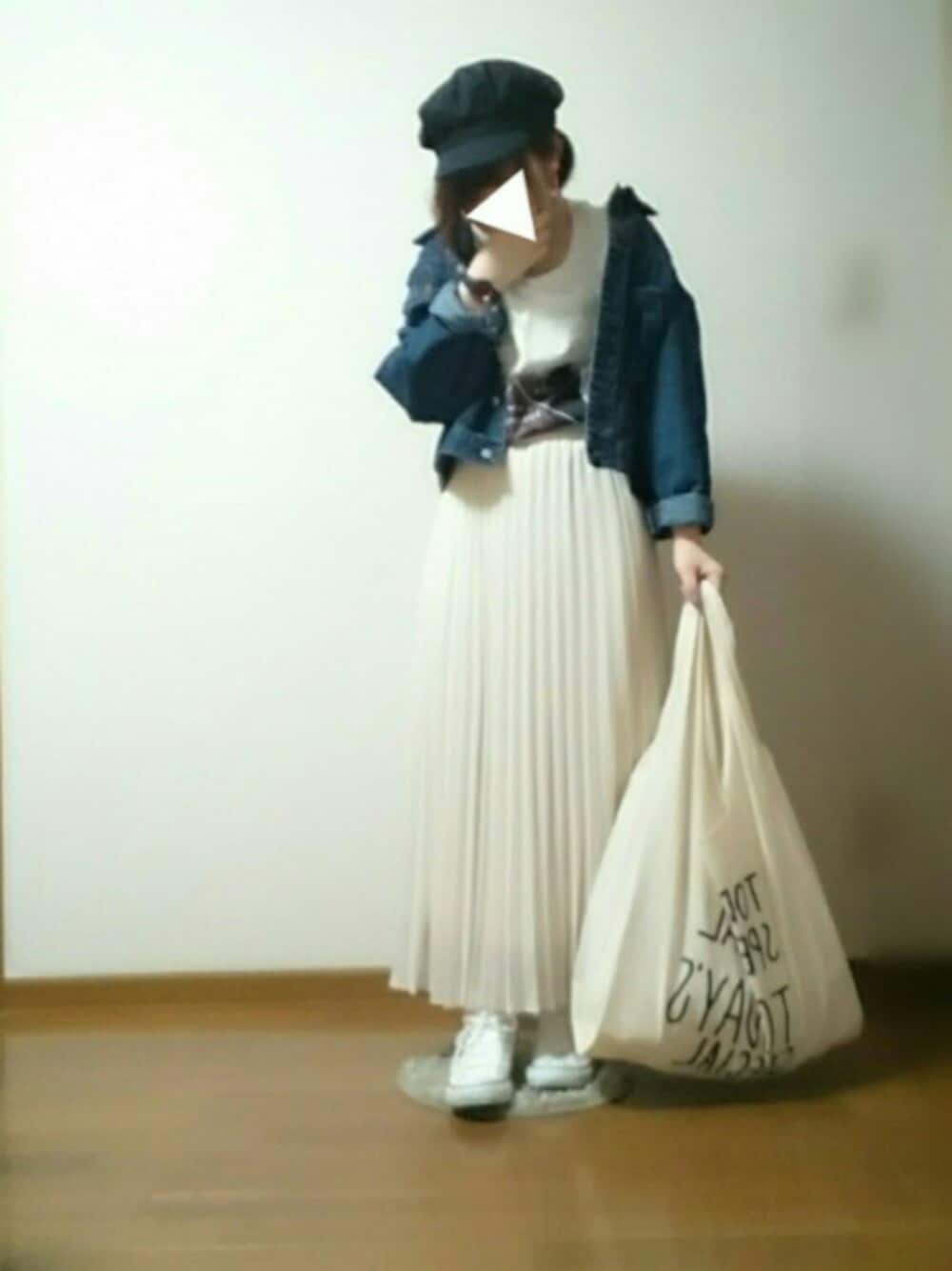 ホワイト系のスカート、ホワイト系のスニーカー、ブラック系のキャスケットを着用したレディースの春コーディネートの1枚目の写真