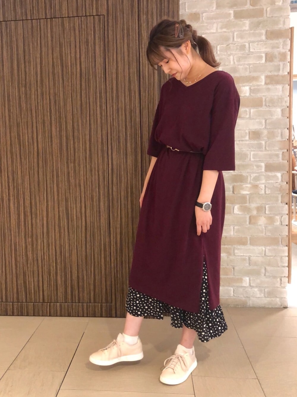 「大人カジュアル、ラクチンコーデ、秋色、ootd、プチプラコーデ、outfit、ダルメシアン柄、earth music&ecology、ボルドー、ゆるコーデ」｜「earth music&ecologyの8col オーガニックコットンVネックワンピース（ワンピース、レッド系）」を使った、chio¨̮⑅さん（レディース・167cm）の夏コーディネートの1枚目の写真