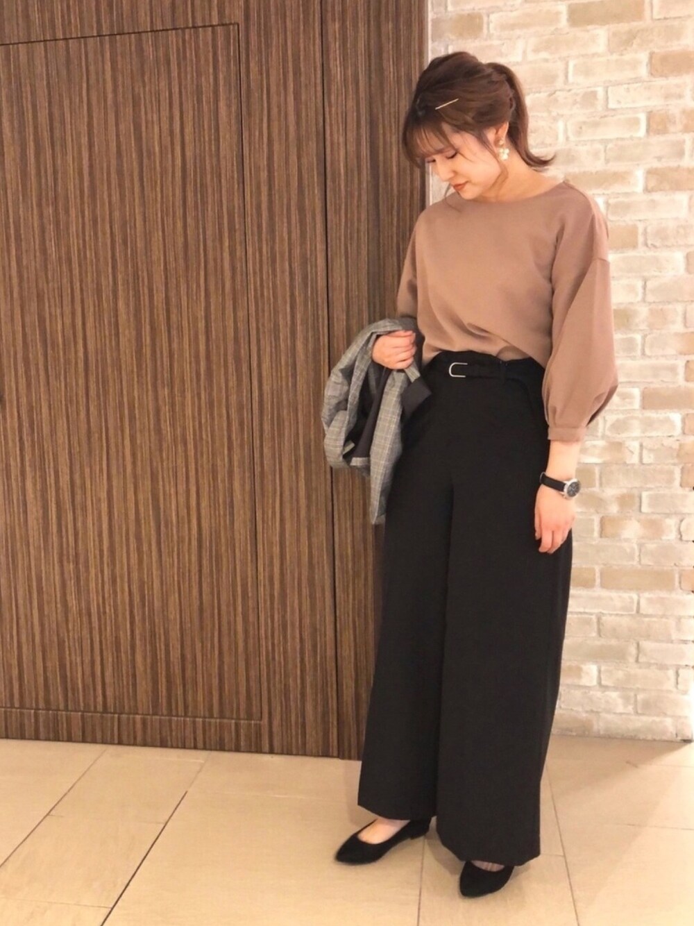「大人カジュアル、オトナカジュアル、オフィスカジュアル、earth music&ecology、ブラウス、ootd、outfit」｜「earth music&ecologyのidボリューム袖ボートネックブラウス（シャツ/ブラウス、ピンク系）」を使った、chio¨̮⑅さん（レディース・167cm）の秋コーディネートの1枚目の写真