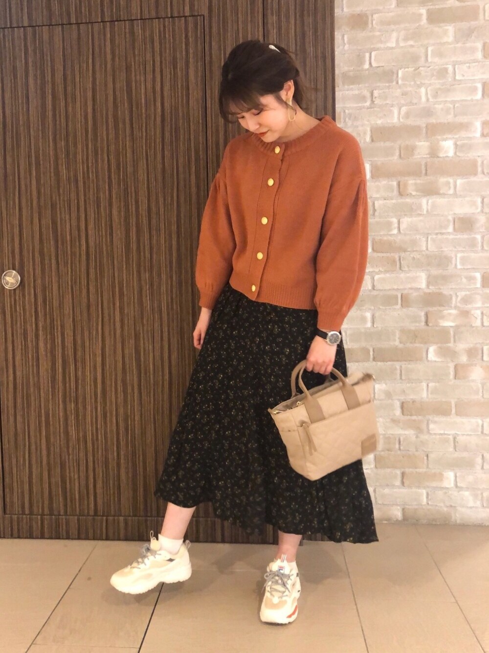 「秋コーデ、テラコッタ、プチプラコーデ、outfit、ootd、秋冬コーデ、earth music&ecology、レトロ、カーディガン、FILA」｜「earth music&ecologyの・レトロ釦ニットカーディガン（カーディガン/ボレロ、ブラウン系）」を使った、chio¨̮⑅さん（レディース・167cm）の秋コーディネートの1枚目の写真