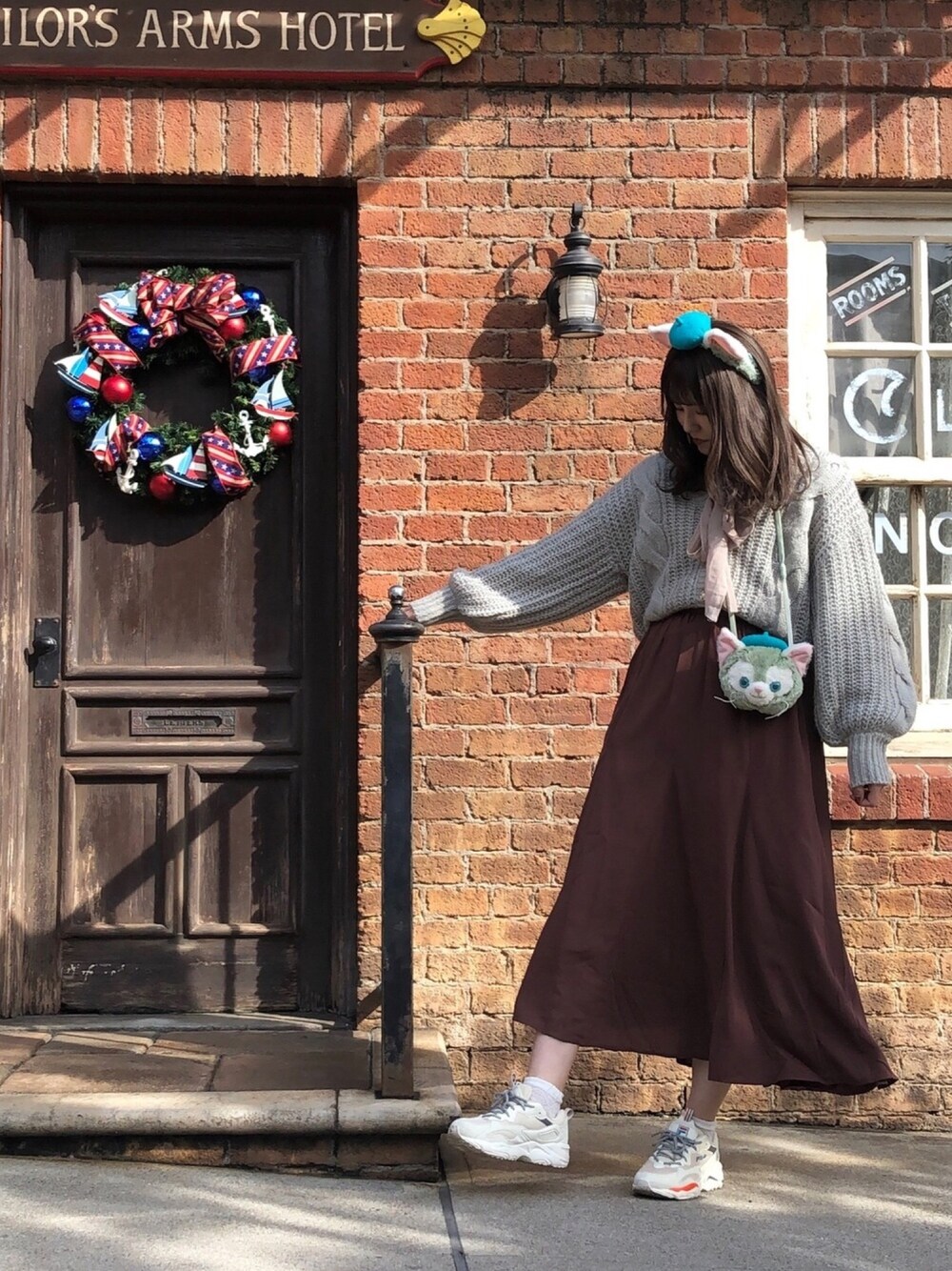 「休日スタイル、大人かわいい、秋色、ootd、outfit、earth music&ecology、OLIVE des OLIVE、wcloset、ディズニーコーデ、ブラウン」｜「earth music&ecologyの切替フレアスカート（スカート、ブラウン系）」を使った、chio¨̮⑅さん（レディース・167cm）の秋コーディネートの1枚目の写真