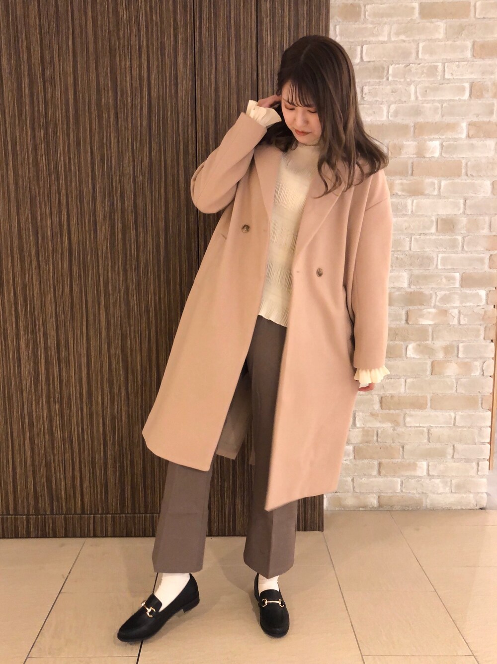 「秋コーデ、パンツスタイル、秋冬コーデ、ootd、outfit、earth music&ecology、チェスターコート、大人ガーリー、ハイネック、フリル」｜「earth music&ecologyのプリーツシャーリングブラウス（シャツ/ブラウス、ホワイト系）」を使った、chio¨̮⑅さん（レディース・167cm）の秋コーディネートの1枚目の写真
