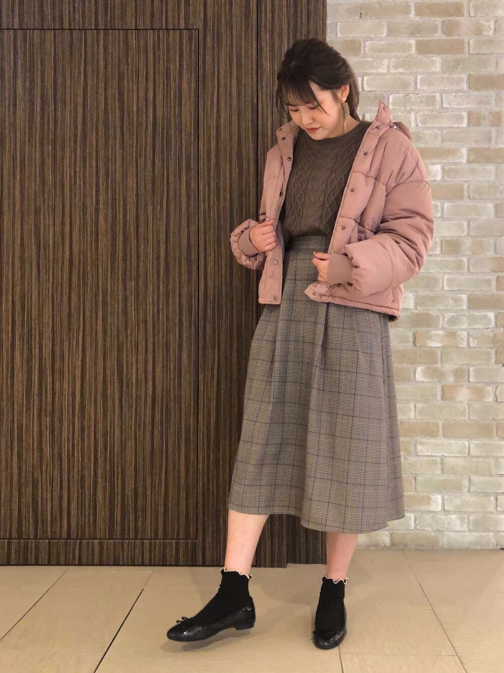 「秋冬コーデ、オトナカジュアル、冬、チェックスカート、中綿アウター、ダウンジャケット、earth music&ecology、ootd、outfit、大人ガーリー」｜「earth music&ecologyのアラン柄ニットプルオーバー（ニット/セーター、ブラウン系）」を使った、chio¨̮⑅さん（レディース・167cm）の秋コーディネートの1枚目の写真
