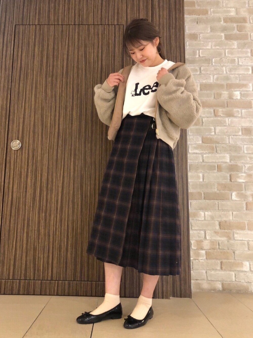 「冬のコーデ、ゆるコーデ、大人ガーリー、earth music&ecology、ootd、outfit、ボア、LEE、チェック、大人カジュアル」｜「LeeのHelloKitty×Lee×earthプルオーバー（スウェット、ホワイト系）」を使った、chio¨̮⑅さん（レディース・167cm）の秋コーディネートの1枚目の写真