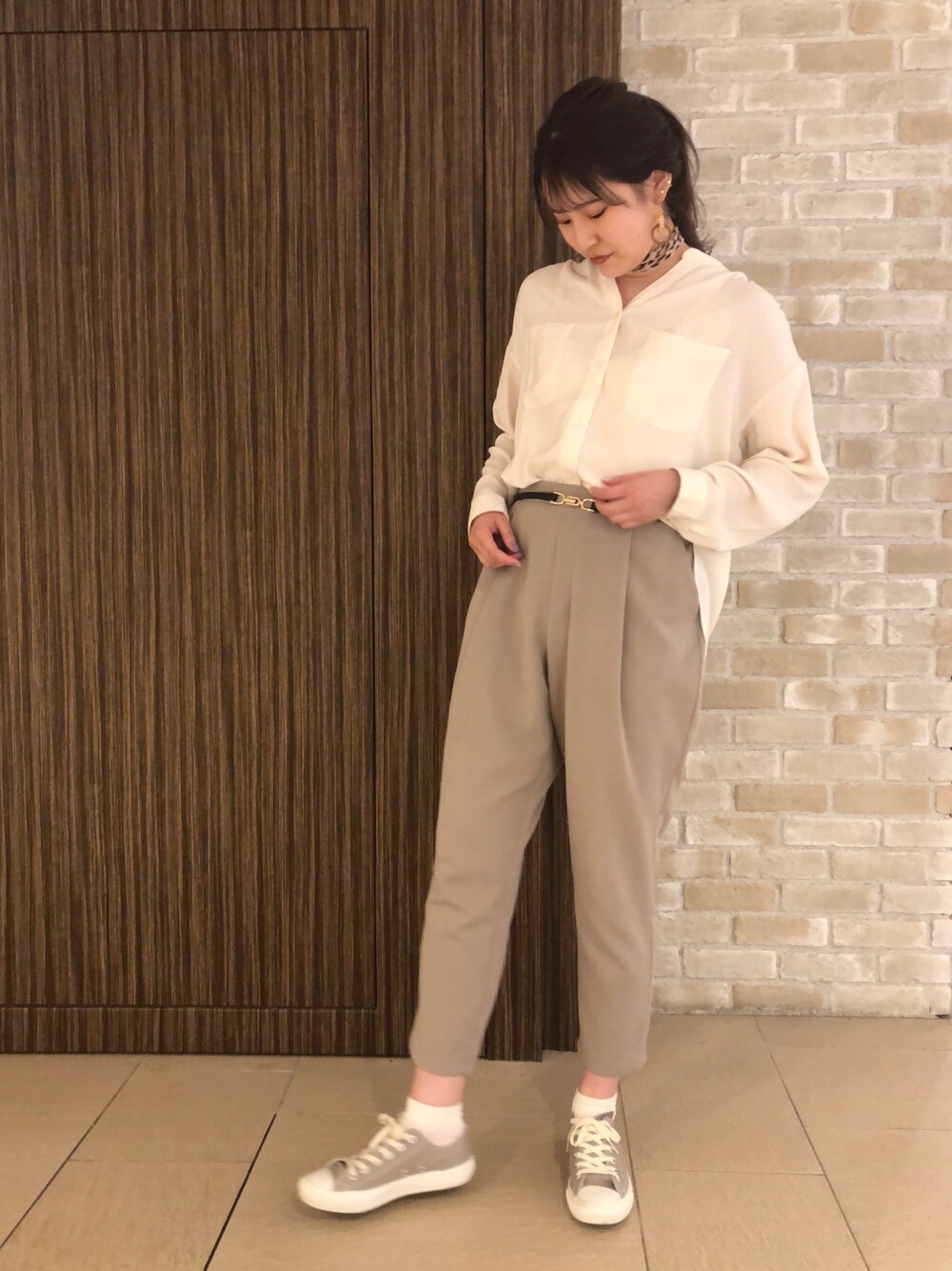 「オトナカジュアル、ゆるコーデ、高身長女子、パンツスタイル、earth music&ecology、ootd、outfit、チュニック、テーパードパンツ、ラフコーデ」｜「earth music&ecologyのペットボトルリサイクル胸ポケットチュニック ＊（シャツ/ブラウス、ホワイト系）」を使った、chio¨̮⑅さん（レディース・167cm）の春コーディネートの1枚目の写真