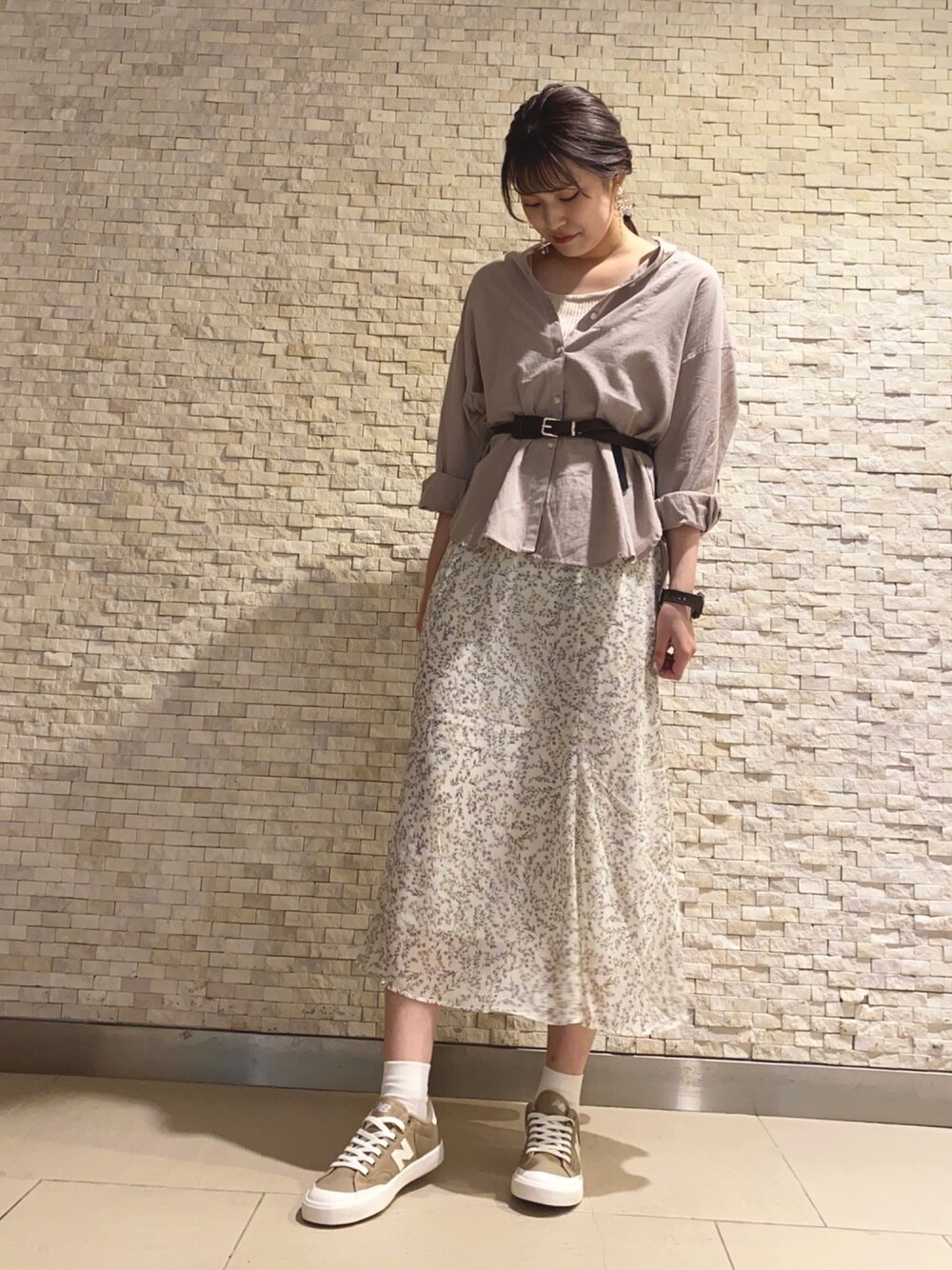 「秋のコーデ、ゆるコーデ、ラクチンコーデ、シンプル、秋服、ベージュコーデ、earth music&ecology、ootd、outfit、高身長女子」｜「earth music&ecologyのスタンドカラーチュニック ＊＊（Tシャツ/カットソー、ベージュ系）」を使った、chio¨̮⑅さん（レディース・167cm）の秋コーディネートの1枚目の写真