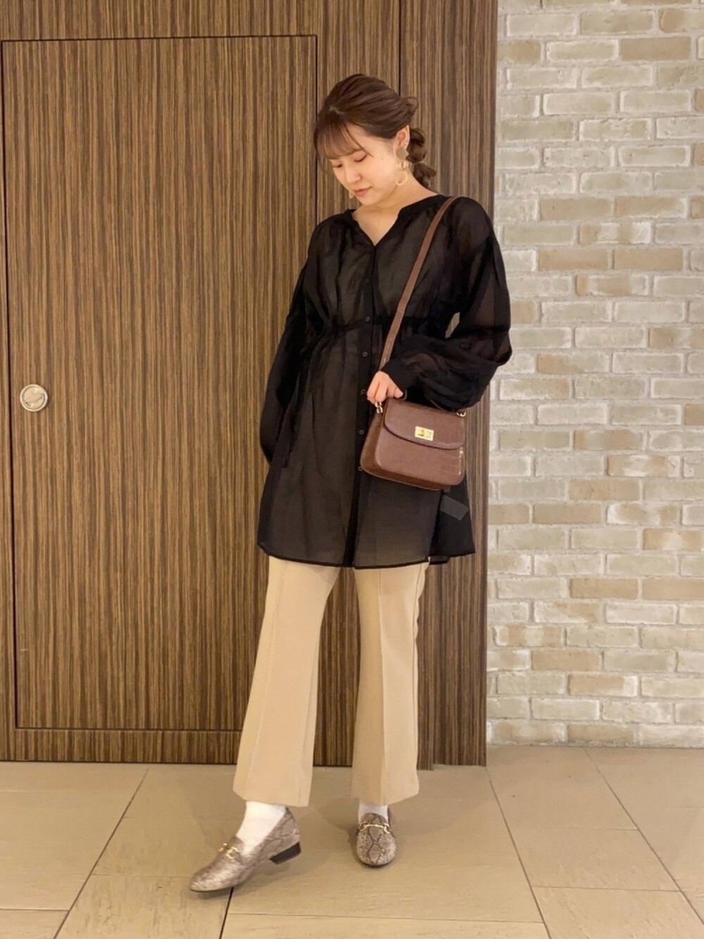 「秋のコーデ、秋服、ootd、シアーシャツ、センタープレス、earth music&ecology、outfit、パイソン柄、スラックス、今日のコーデ」｜「earth music&ecologyのシアーバックリボンチュニック ＊＊（Tシャツ/カットソー、ブラック系）」を使った、chio¨̮⑅さん（レディース・167cm）の秋コーディネートの1枚目の写真