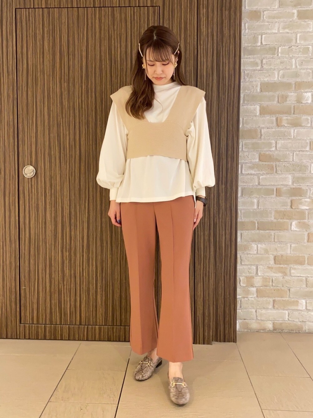 「秋服、オトナカジュアル、秋カラー、ゆるコーデ、outfit、カラーパンツ、earth music&ecology、ootd、ビスチェ、高身長女子」｜「earth music&ecologyのオーガニックコットンすきな丈ふわ袖BIGT（チュニック）＊（Tシャツ/カットソー、ホワイト系）」を使った、chio¨̮⑅さん（レディース・167cm）の秋コーディネートの1枚目の写真