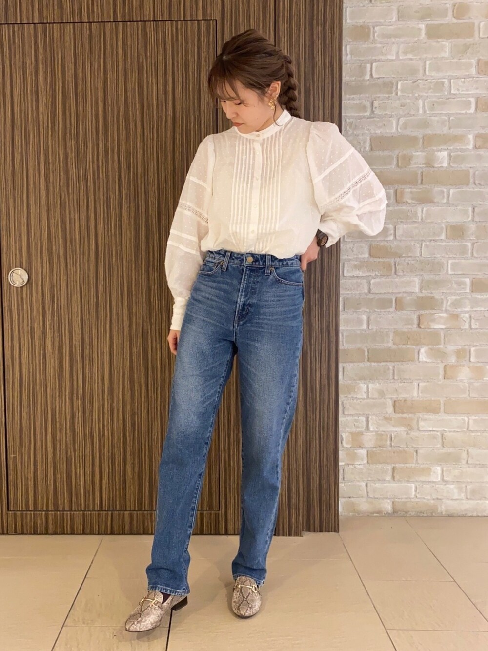「秋コーデ、ゆるコーデ、大人カジュアル、きれいめカジュアル、earth music&ecology、ボリューム袖、デニム、ootd、outfit、高身長女子」｜「earth music&ecologyのスリーブタックブラウス ＊（シャツ/ブラウス、ホワイト系）」を使った、chio¨̮⑅さん（レディース・167cm）の秋コーディネートの1枚目の写真