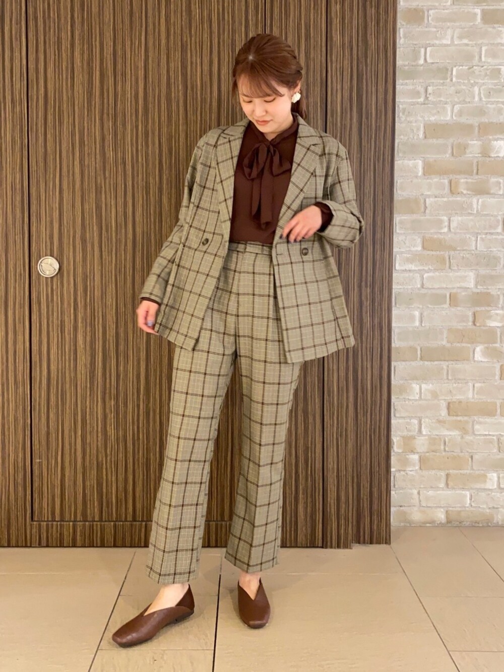 「秋服、大人カジュアル、パンツスタイル、秋のコーデ、キレイめ、earth music&ecology、ootd、outfit、セットアップ、チェック」｜「earth music&ecologyのボウタイブラウス ＊（シャツ/ブラウス、ブラウン系）」を使った、chio¨̮⑅さん（レディース・167cm）の秋コーディネートの1枚目の写真