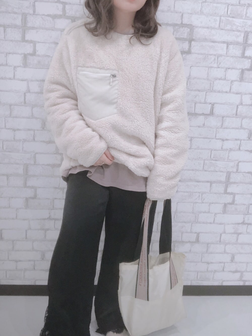 「お洒落さんとつながりたい、シンプルコーデ、カジュアルコーデ、UNIQLO、ユニクロ、プチプラ、プチプラコーデ、冬、もこもこ、低身長」｜「LINEASTORIAの【フルウィッグ・ロング】天使のフローウェイブ（ウィッグ、その他）」を使った、えかさん（レディース・153cm）の秋コーディネートの1枚目の写真