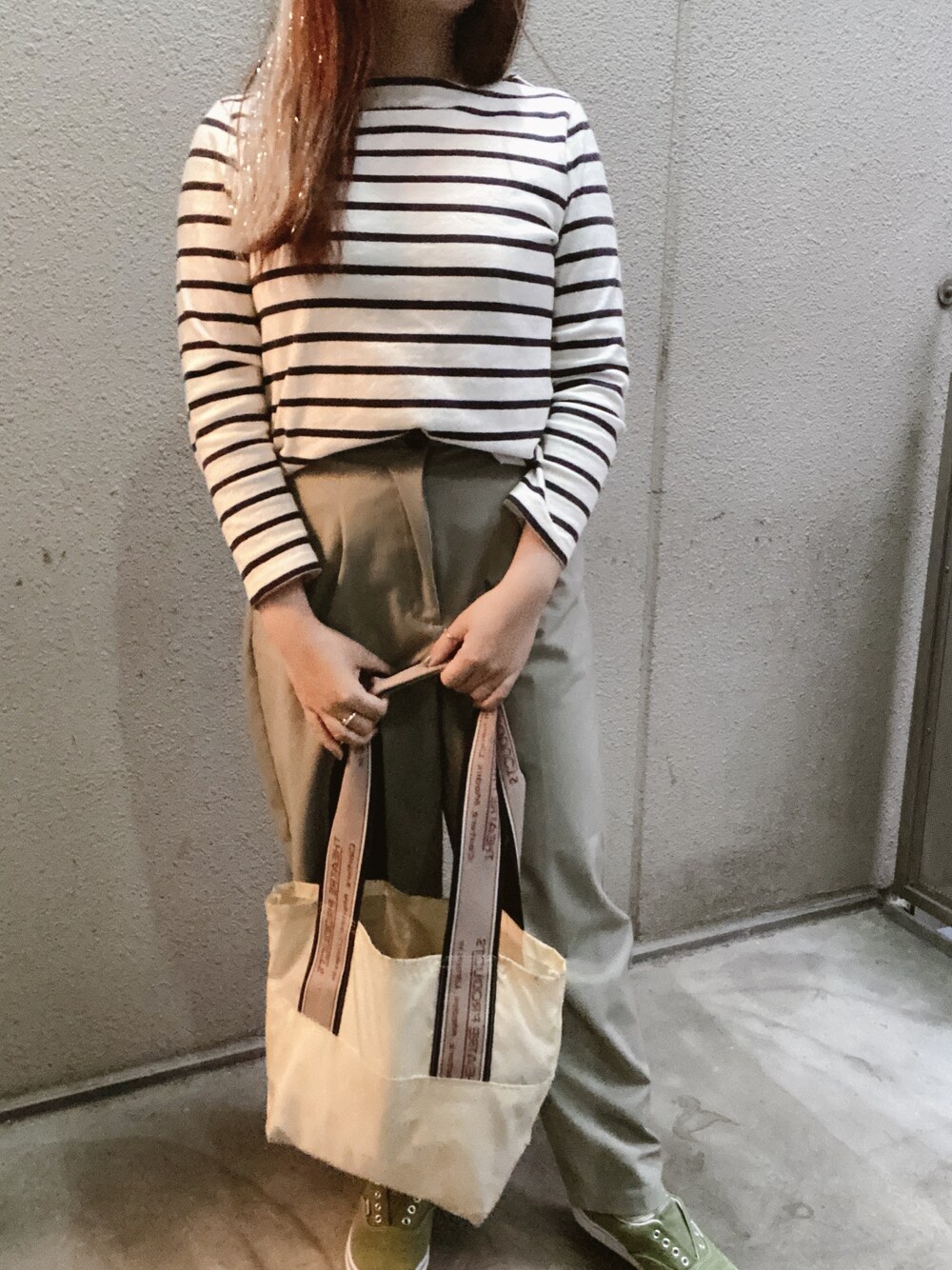 「カジュアルコーデ、低身長コーデ、GU、ミリタリー、休日コーデ、ボーダー、ボーダートップス、グリーン、UNIQLO、ワントーンコーデ」｜「LINEASTORIAの【エクステ】グリッターメッシュエクステ（60cm）（ウィッグ、その他）」を使った、えかさん（レディース・153cm）の春コーディネートの1枚目の写真