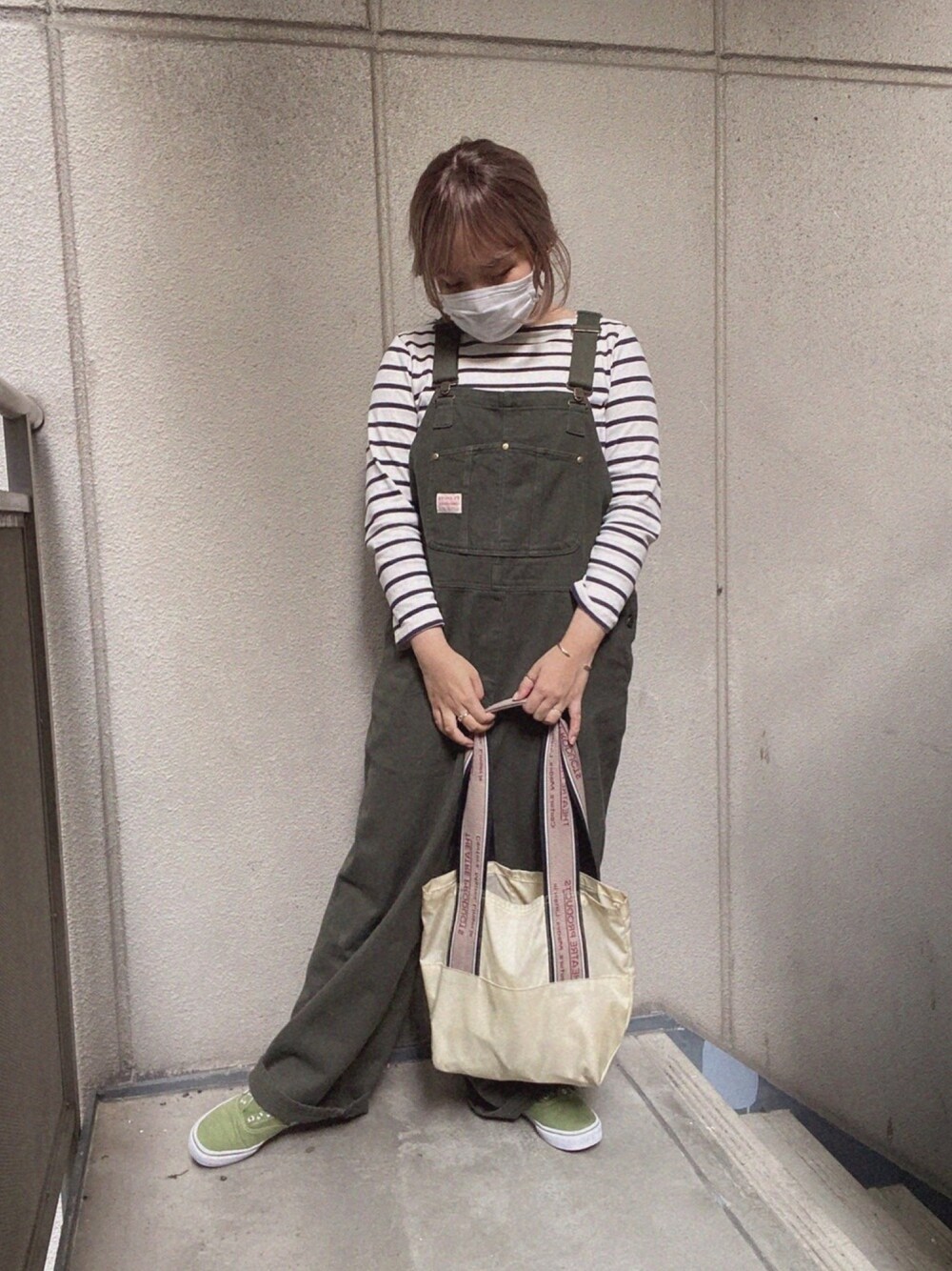 「ゆるコーデ、おしゃれさんと繋がりたい、大人カジュアル、リラックススタイル、オーバーオール、オールインワン、サロペット、ボーダー、グリーン、カーキ」｜「LINEASTORIAの【フルウィッグ・ミディアム】HEART BEATボブ（ウィッグ、その他）」を使った、えかさん（レディース・153cm）の春コーディネートの1枚目の写真