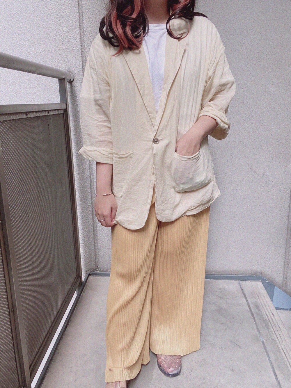 「大人カジュアル、秋カラー、リラックススタイル、低身長コーデ、イエロー、イエローコーデ、シースルー、シアー、白Tシャツ、ワントーンコーデ」｜「LINEASTORIAのアイテム（ウィッグ、その他）」を使った、えかさん（レディース・153cm）の秋コーディネートの1枚目の写真
