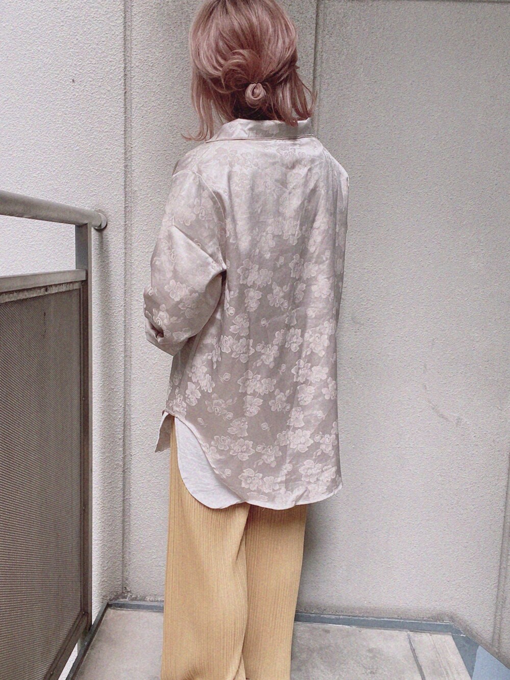 「秋のマイ旬スタイル、ゆるコーデ、パンツスタイル、カラーパンツ、低身長コーデ、ootd、オーバーサイズ、チャイナ、イエロー、トレンド」｜「LINEASTORIAの【フルウィッグ・ミディアム】四季のボブ（ウィッグ、その他）」を使った、えかさん（レディース・153cm）の秋コーディネートの1枚目の写真