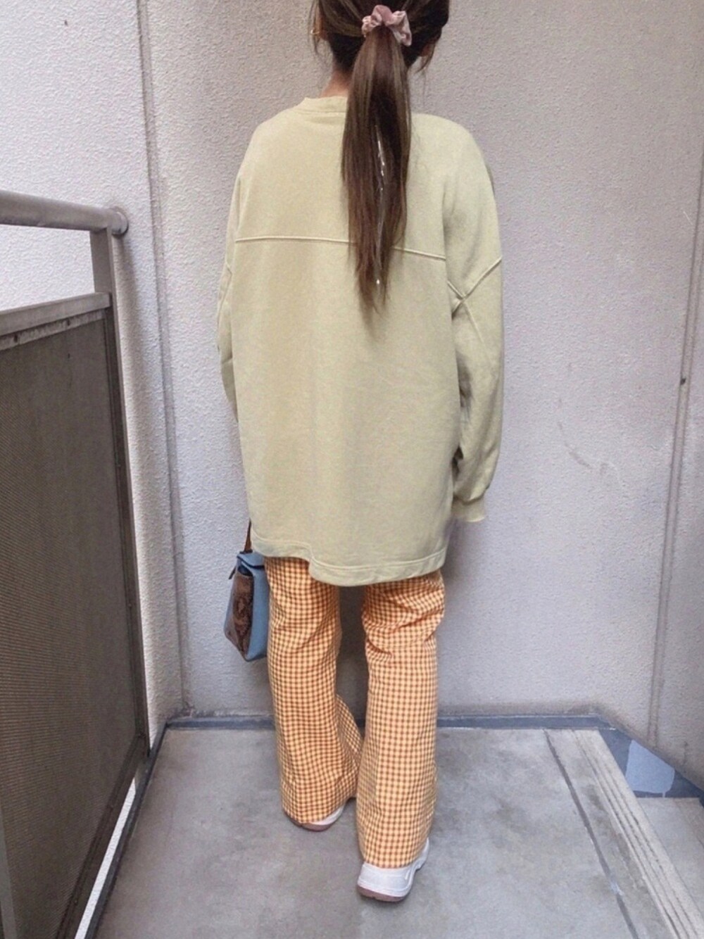 「私の推しブランド、スニーカー、スニーカーコーデ、ギンガムチェック、オレンジ、オーバーサイズ、低身長、低身長コーデ、プリーツパンツ、ootd」｜「LINEASTORIAの【エクステ】グリッターメッシュエクステ（60cm）（ウィッグ、その他）」を使った、えかさん（レディース・153cm）の冬コーディネートの1枚目の写真