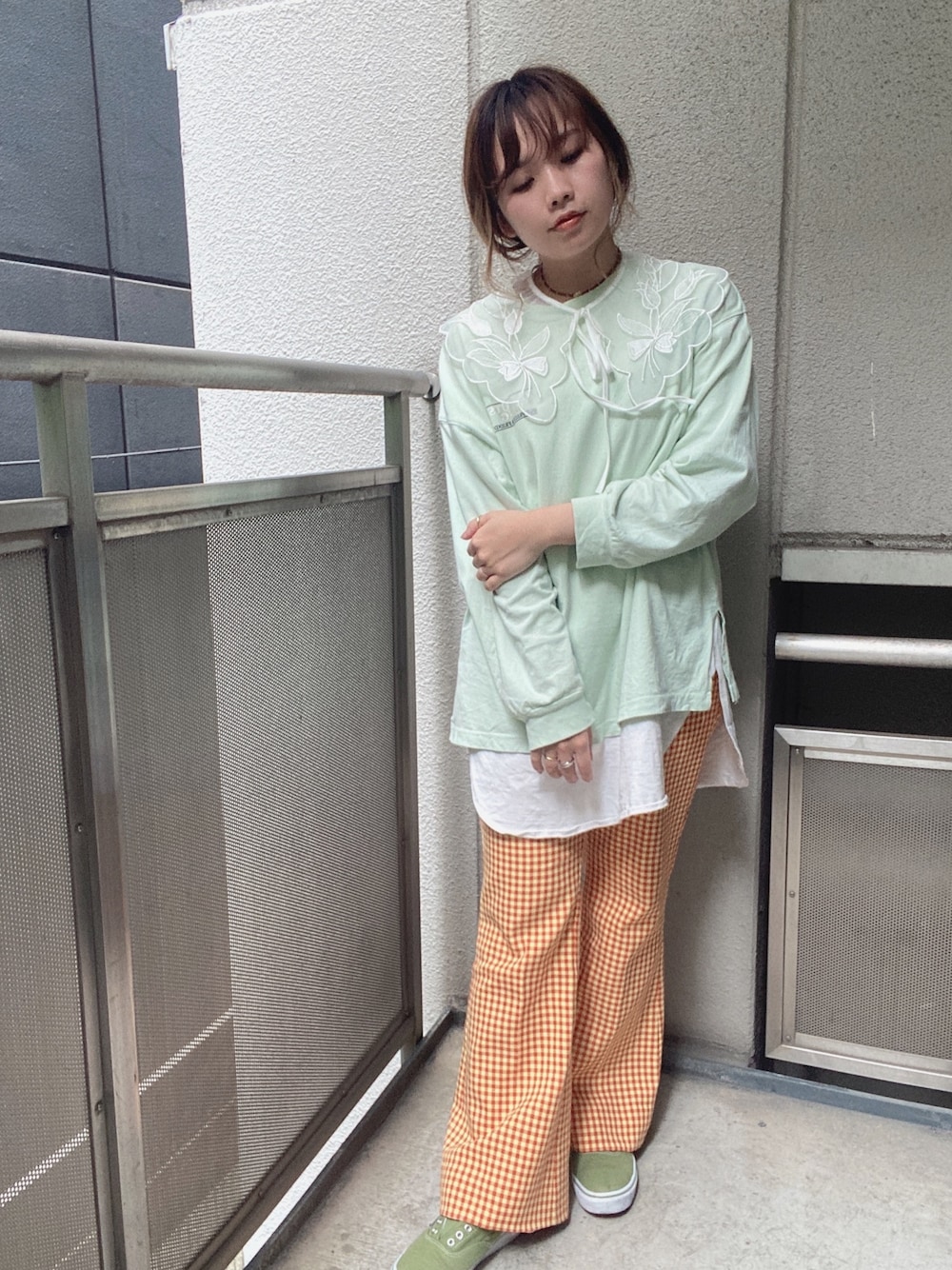 「主役はカラーパンツ、春コーデ、カジュアル、お洒落さんとつながりたい、パンツスタイル、ビタミンカラー、春夏コーデ、つけ襟、グリーン、チェックパンツ」｜「LINEASTORIAの【エクステ】グリッターメッシュエクステ（60cm）（ウィッグ、その他）」を使った、えかさん（レディース・153cm）の春コーディネートの1枚目の写真