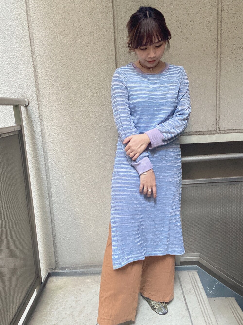 「春コーデ、雨の日コーデ、ブルー、チャイナ、スリット、ワイドパンツ、ワンピース、レイヤードスタイル、レイヤード、ゆるコーデ」｜「LINEASTORIAの【前髪ウィッグ】総手植え前髪ウィッグワンカールバング（ウィッグ、その他）」を使った、えかさん（レディース・153cm）の春コーディネートの1枚目の写真