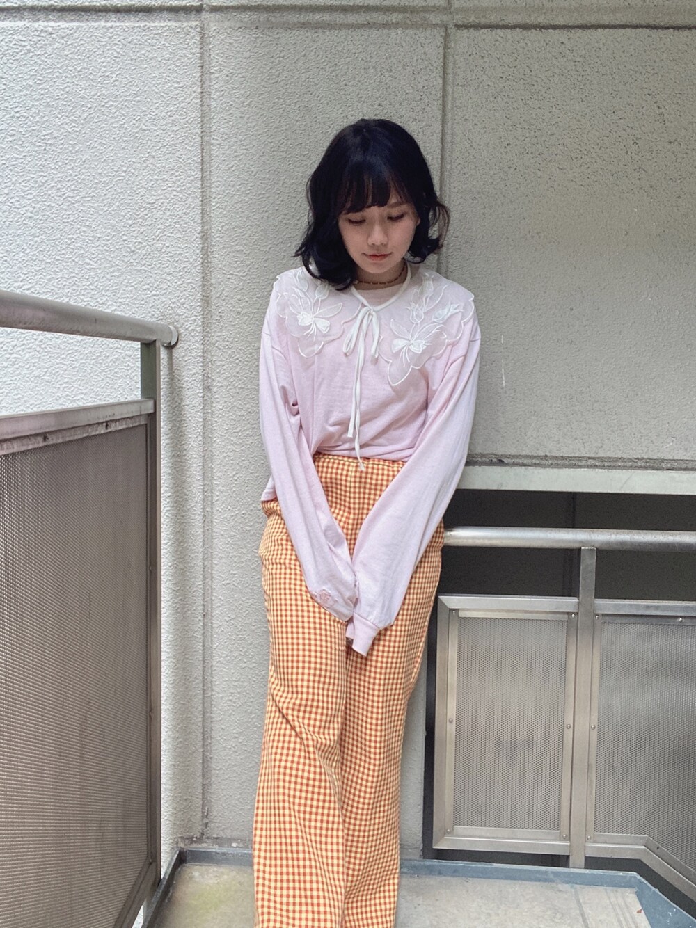 「これが私をアゲる服、パンツスタイル、低身長、大人ガーリー、つけ襟、フレアパンツ、ギンガムチェック、ピンク、オレンジ、派手」｜「LINEASTORIAの【フルウィッグ・ショート】天使のジェラートボブ（ウィッグ、その他）」を使った、えかさん（レディース・153cm）の春コーディネートの1枚目の写真